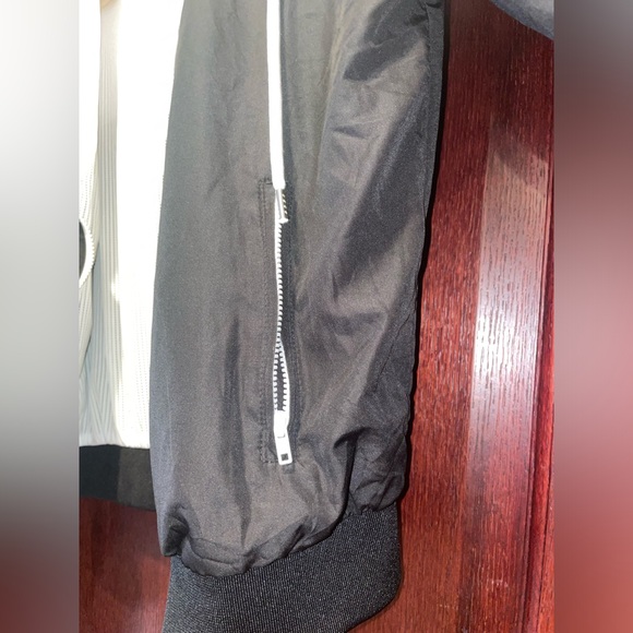 NWT Forever21 Hooded Zip-Up Windbreaker Jacket in Black and White Size Small - Picture 4 of 4